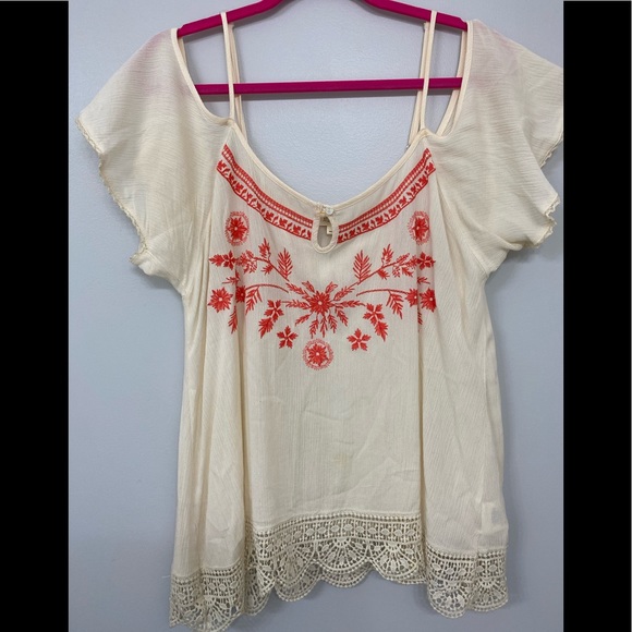 Taylor & Sage Tops - Taylor & Sage cold shoulder Top